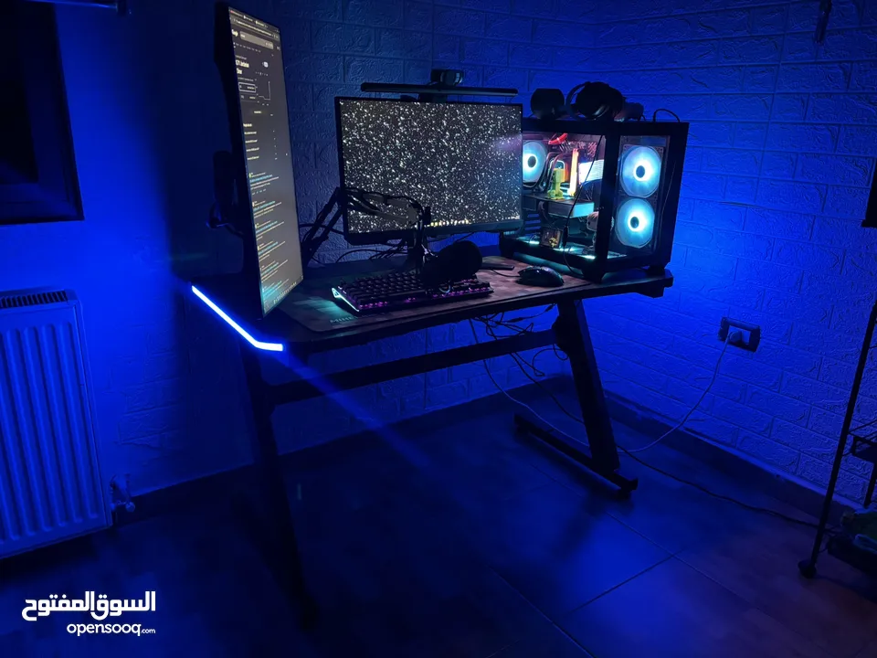 Black Gaming Desk with RGB - طاولة جيمنج مع اضائة