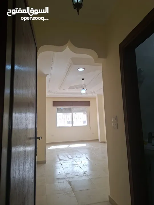 شقة كبيرة ومميزة وفيها عداد كهرباء طاقة شمسية قرب دوار العيادات اجمل مناطق ايدون