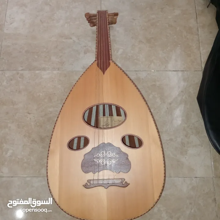 عود زرياب مع شنطه تبعه و ريشتين .