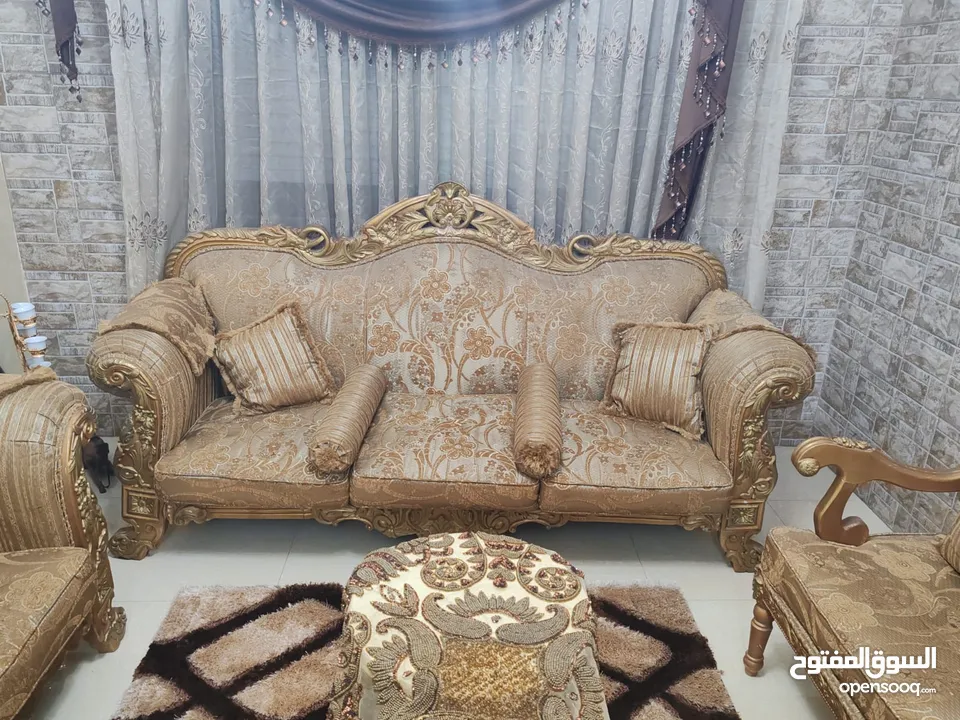 طاوله تلفزيون بحاله الوكاله