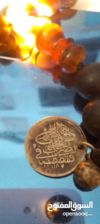 السلام عليكم مسبحه كهرمان انتيك قديمه عمرها اكثر من 100 سنه يسموها الجده لانها قديمه انتيك حلوه