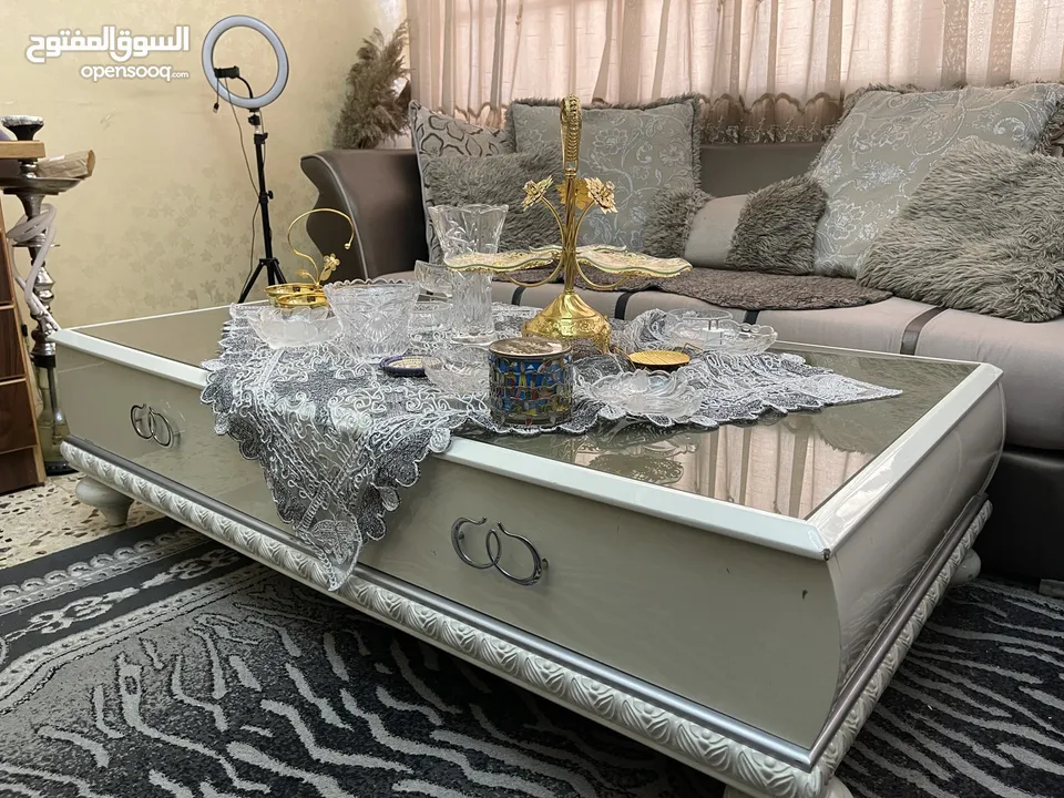 طقم كنب فاخر مستعمل + طاولة وسط + طاولتين جانبيتين + سجاد + برادي للبيع