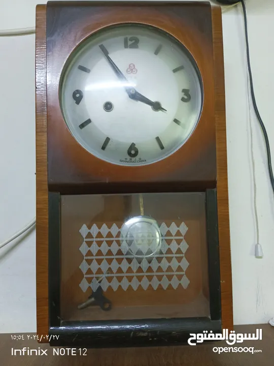 ساعة بندول قديمه جدا وشغاله
