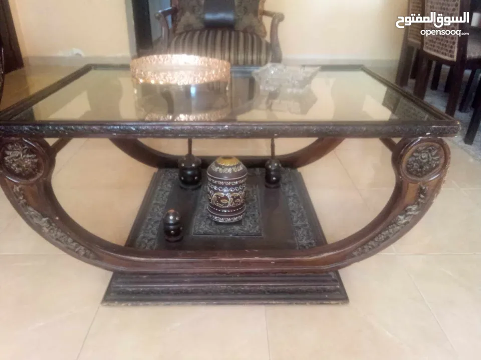 غرفة سفرة و بيرو و فضية وطقم كنب مع طاولات  مصري ثقيل بالصلاه على النبي مستعمل بس نضيف