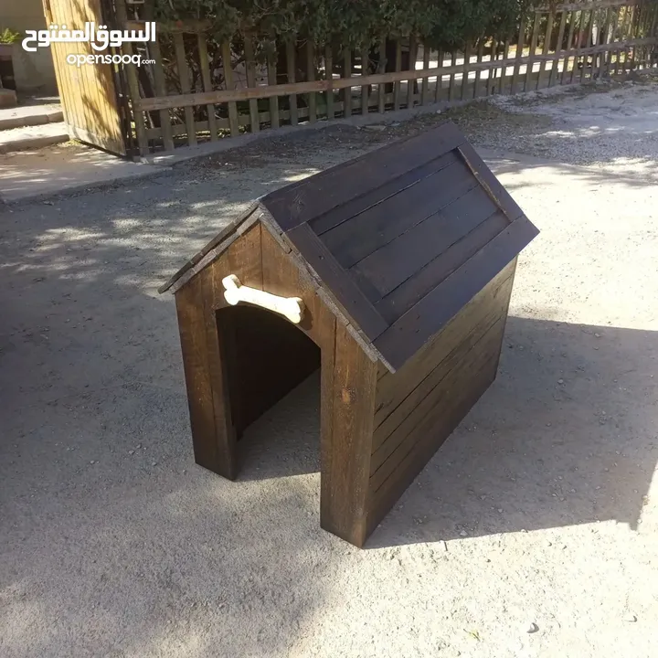 أكواخ خشبية وبيوت للحيوانات