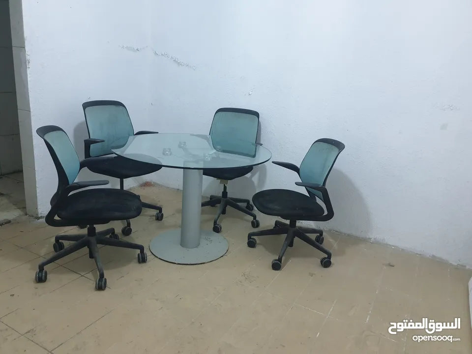طاولة زجاج سيكوريت مع كراسي