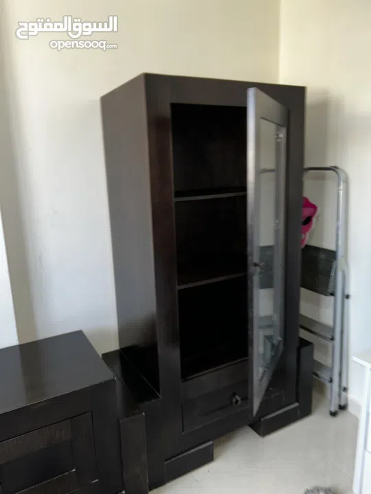 بوفيه ومزنون خشب زان مرتب وتقيل تفصيل  ومحلي لون اسود على بني تقريبا .. بحالة ممتازة شبه جديد