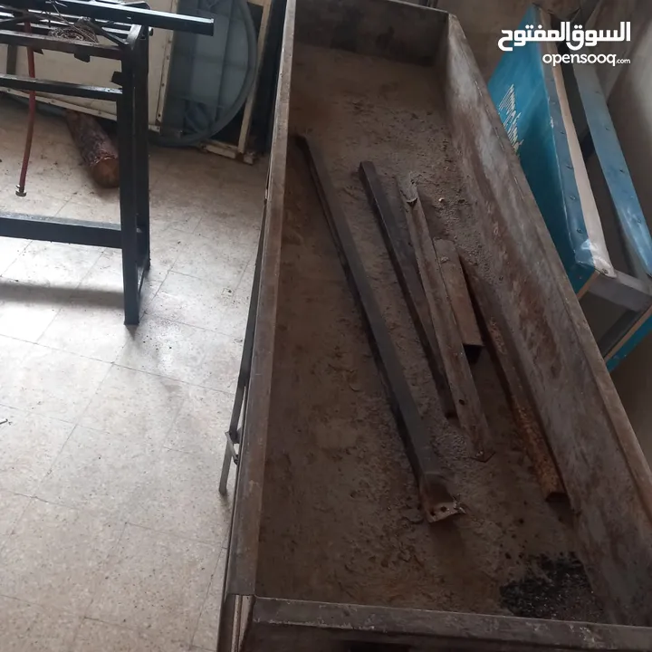 مجلى ستيلس ثقيل صناعي  ثلاجة بحاجه الى مروحة  طاوله ستيلس  غاز عين وحدة كانون كبير طول مترين عرض 40س