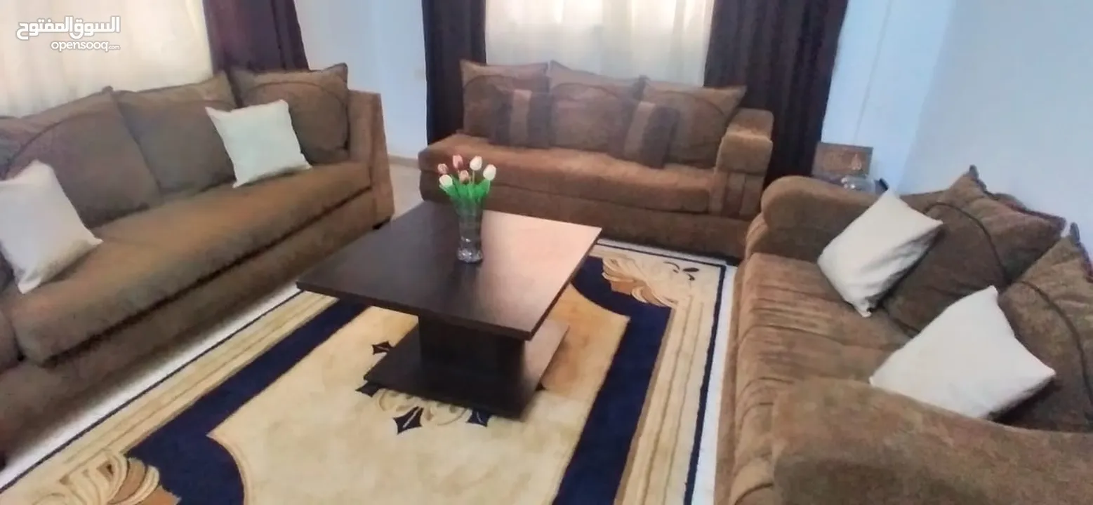 طقم كنب تفصيل بحالة ممتازة للبيع
