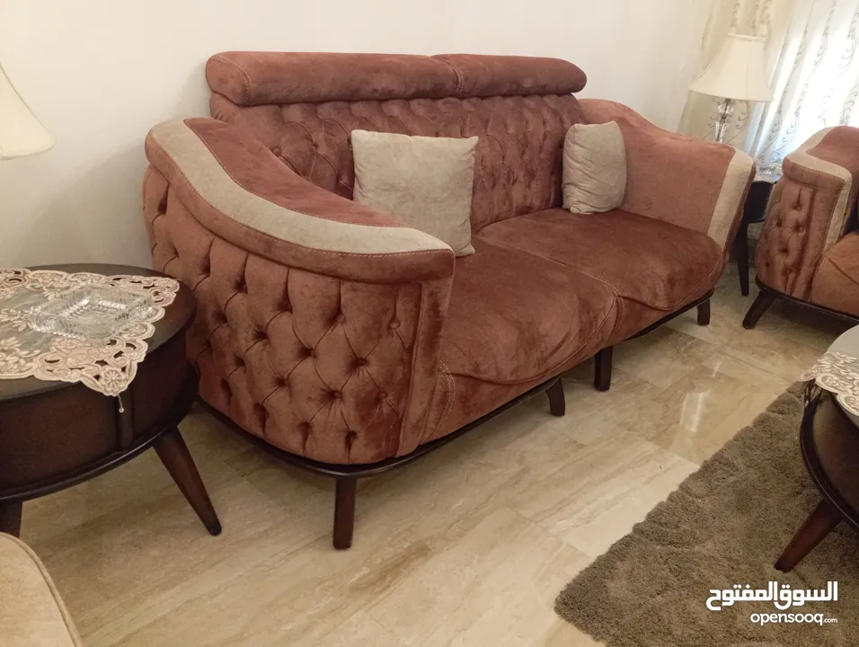 طقم كنب ضيوف فاخر و طاولة سفرة وطاولة وسط