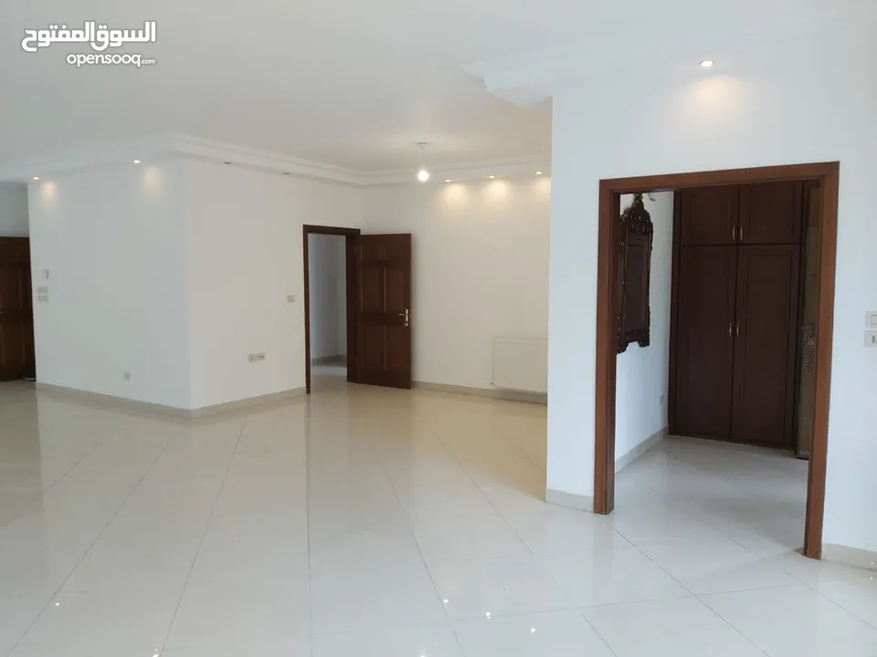 شقة ارضية للبيع اربع غرف نوم في جبل عمان قرب قصر زهران