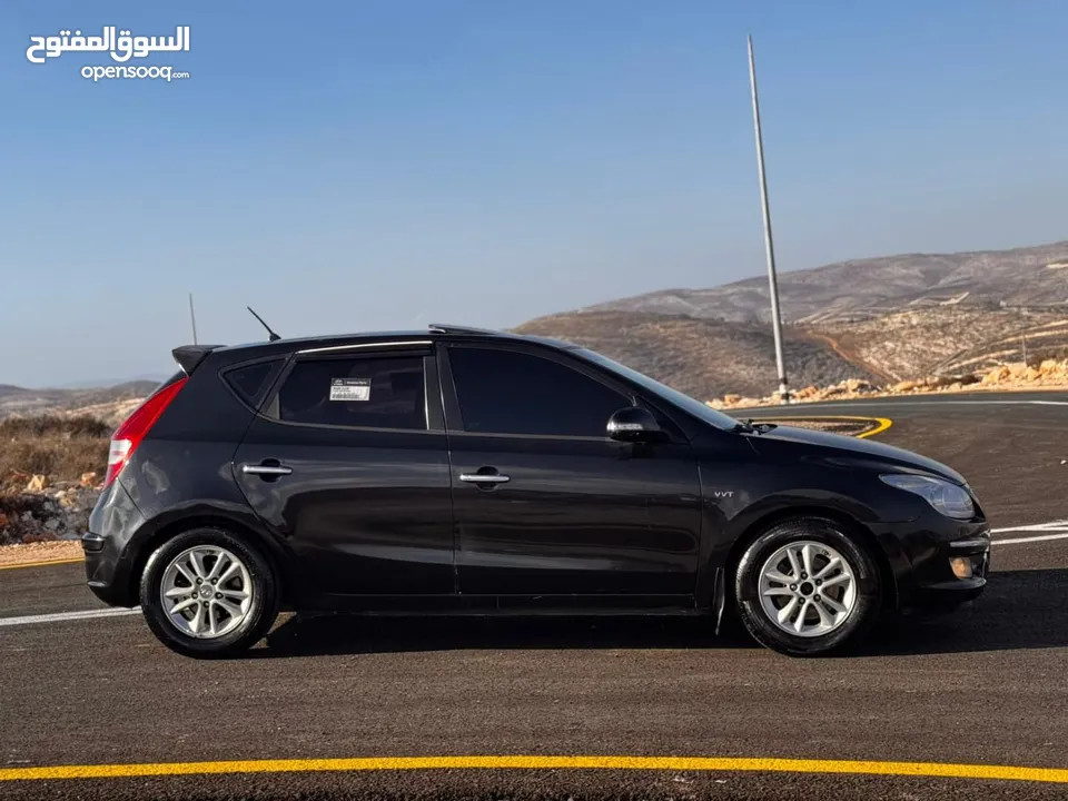 هنداي i30 (جير عادي ) يد ثانيه ماطور جير كرتونه فل الفل فحص ممتاز غرفه جديده فتحه سقف اصليه