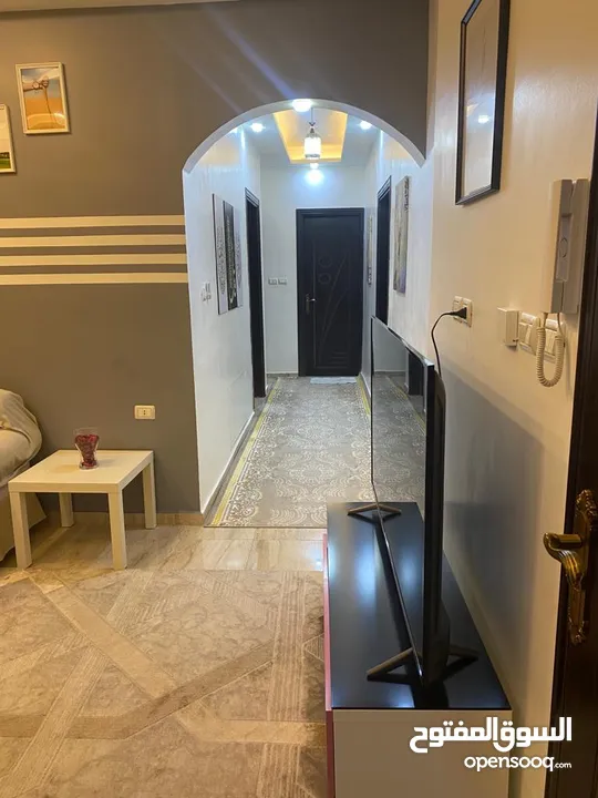 شقة طابقية للبيع خلف الواو و الونك و مسجد المهتدون الزرقاء الجديدة.. لعائلة مغتربين استعمال قليل