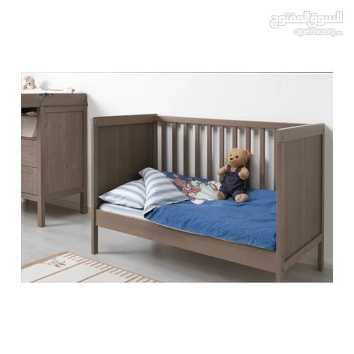 سرير خشب IKEA مع فرشة
