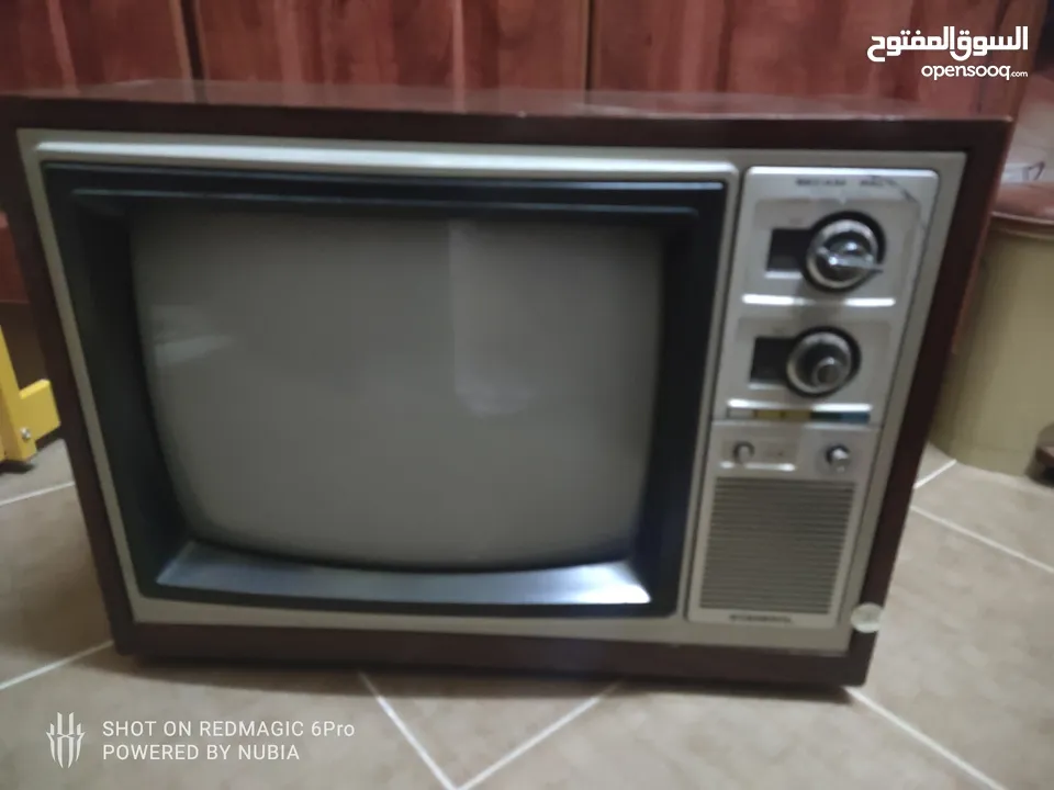 تلفاز قديم موديل 1974 المواصفات تلفزيون ابيض واسود ومن السهل تحويله الى  المولن التلفاز شغال جيد يعل - Opensooq