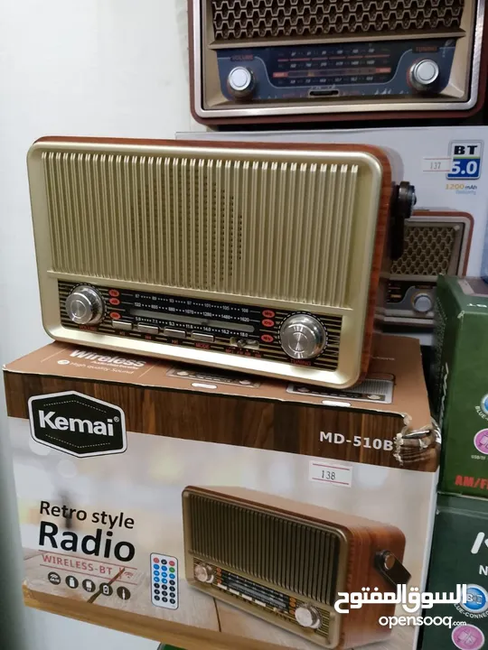 جهاز راديو قديم انتيكا ، راديو خشبي قديم من التراث ، تحف أثرية قديمة ذات الطراز القديم بأحدث إصدار