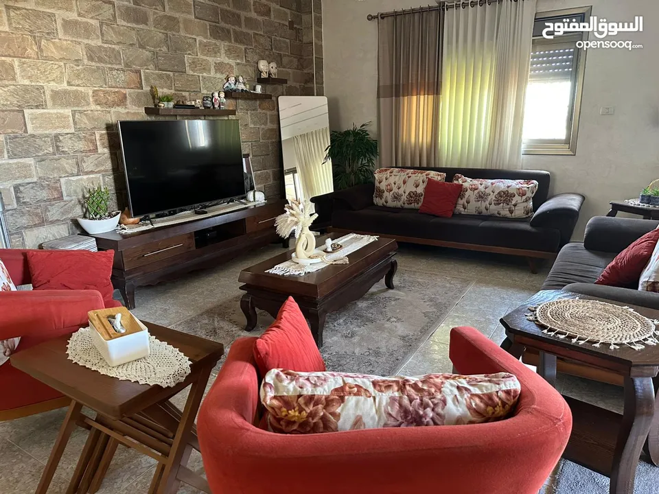 طقم كنب تركي بحاله ممتازه طاولة سفره + 8 كراسي بتفتح الى 220سم بوفيه زان طاولو وسط زان مزنون زان