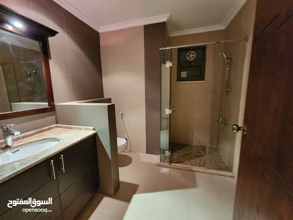 شقة دوبلكس فارغة للإيجار في عبدون - ref : 14462
