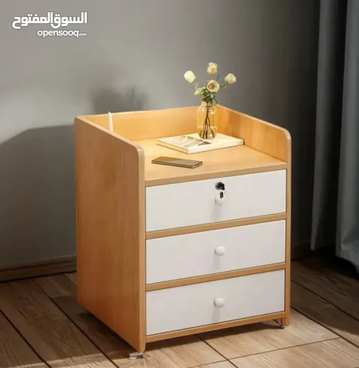 كامودينة خشبي مع قفل