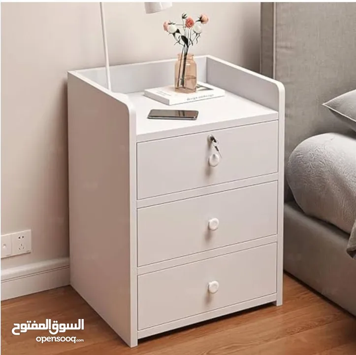 كومدينا خشل أنيقة وعملية 3 جوارات ودرج علوي فيه قفل عشان تحفظ أغراضك الخاصة بأمان  تصميم مرتب للبيت
