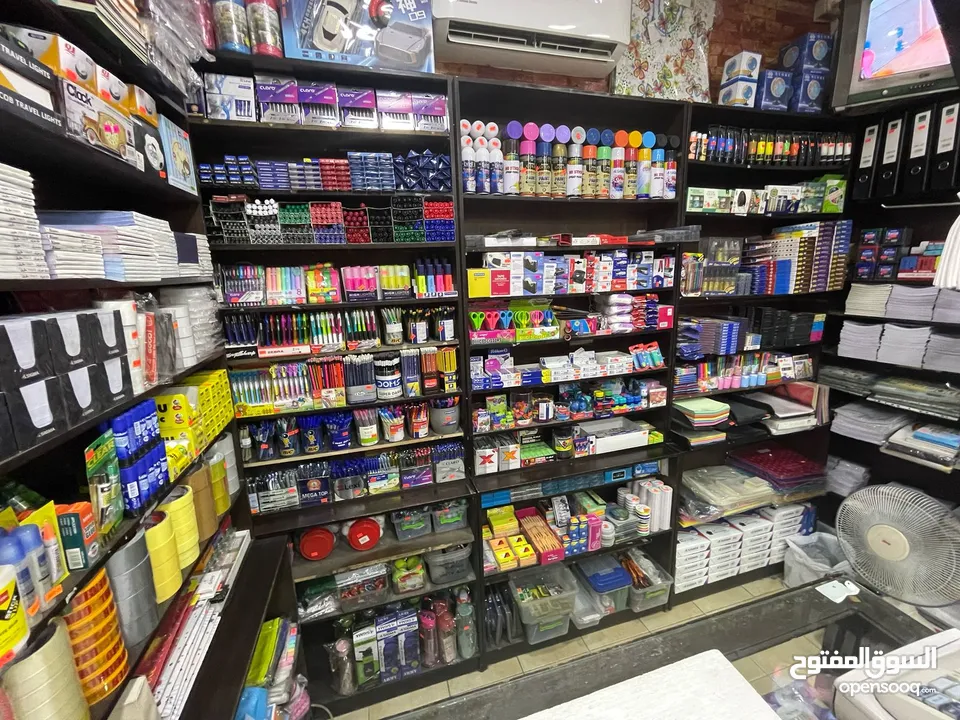 مكتبة وألعاب للبيع
