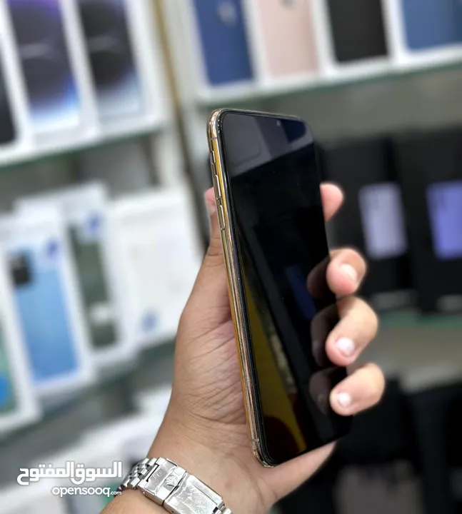 عرض خاص : iPhone xs max 256gb هواتف نظيفة جدا بدون اي مشاكل مع ضمان و ملحقات و بأقل سعر من دكتور فون