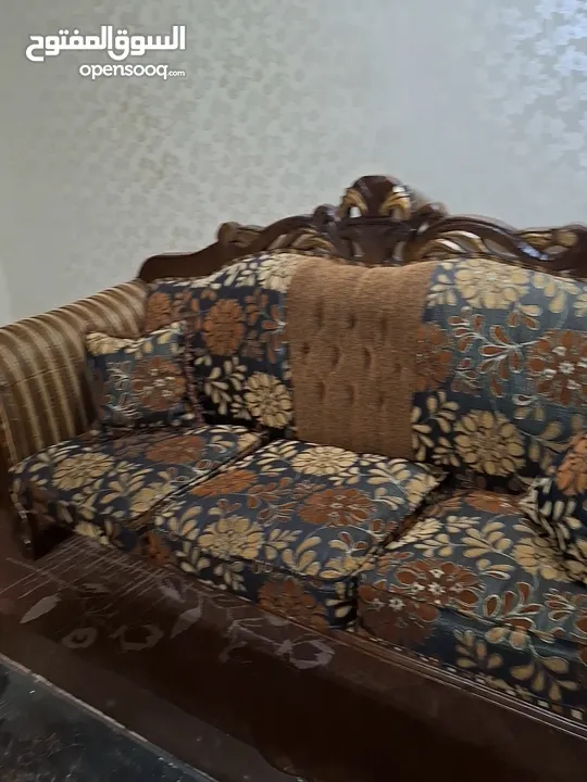 للبيع طقم كنب تفصيل خشب زان – حالة ممتازة  بالإضافه الى 3 اسكملات