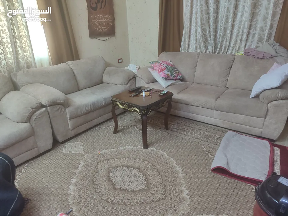 أثاث بيت كامل للبيع دفعة واحدة – نظيف وسعر مناسب  كنب + خزانة + برادي + سجادة للبيع معًا بحالة جيدة