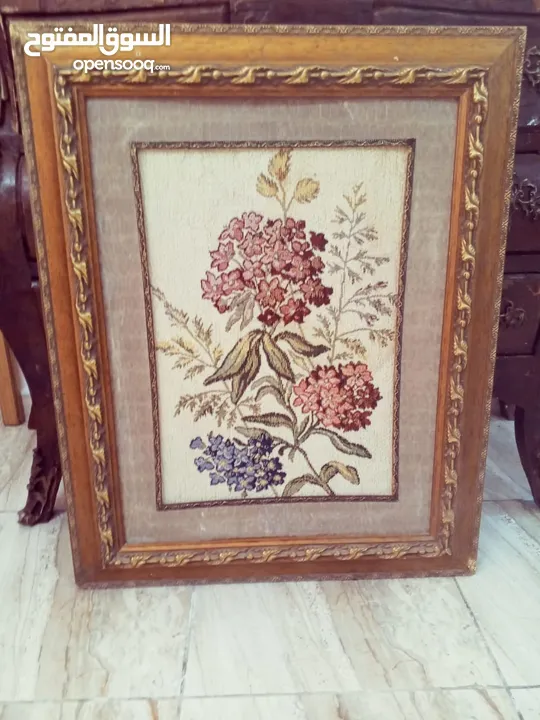 لوحات  رسم زيتي.. وتطريز