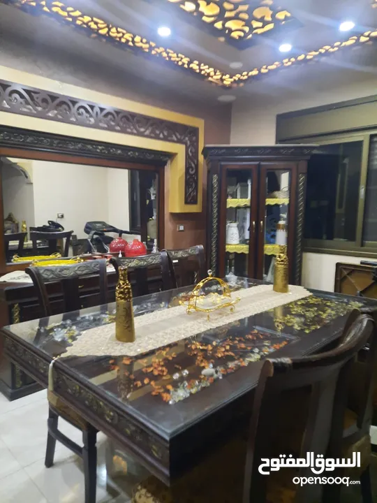 طاولة سفرة مع 8 كراسي ديكورات وخزانه ومرايه معها خزانه
