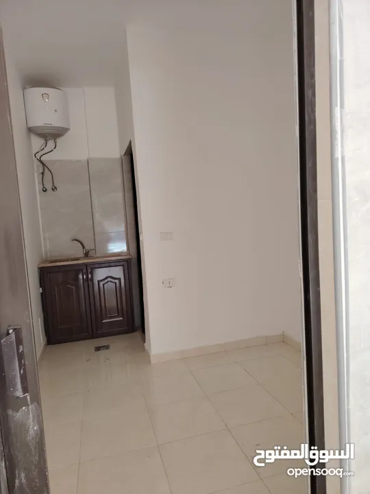 مستودع   و محل مقسم بمنطقه حيوية للايجار بدر الجديده