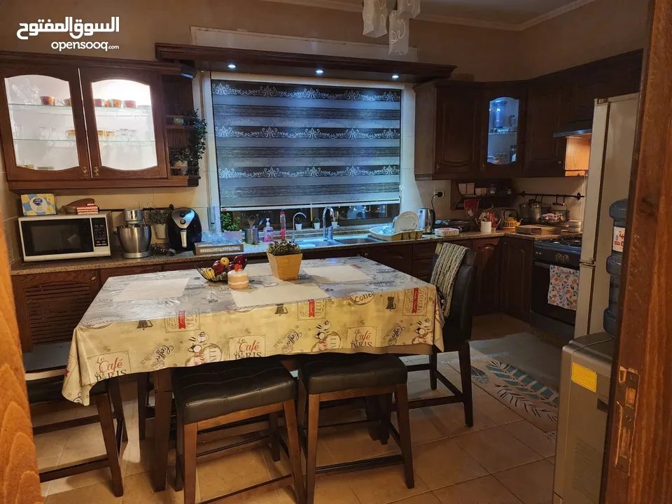 شقة مع رووف و ترس إطلالة أبدية خلابة  على جبال جرش و السلط في أجمل مناطق الجبيهة ابو عوف تنظيم أ
