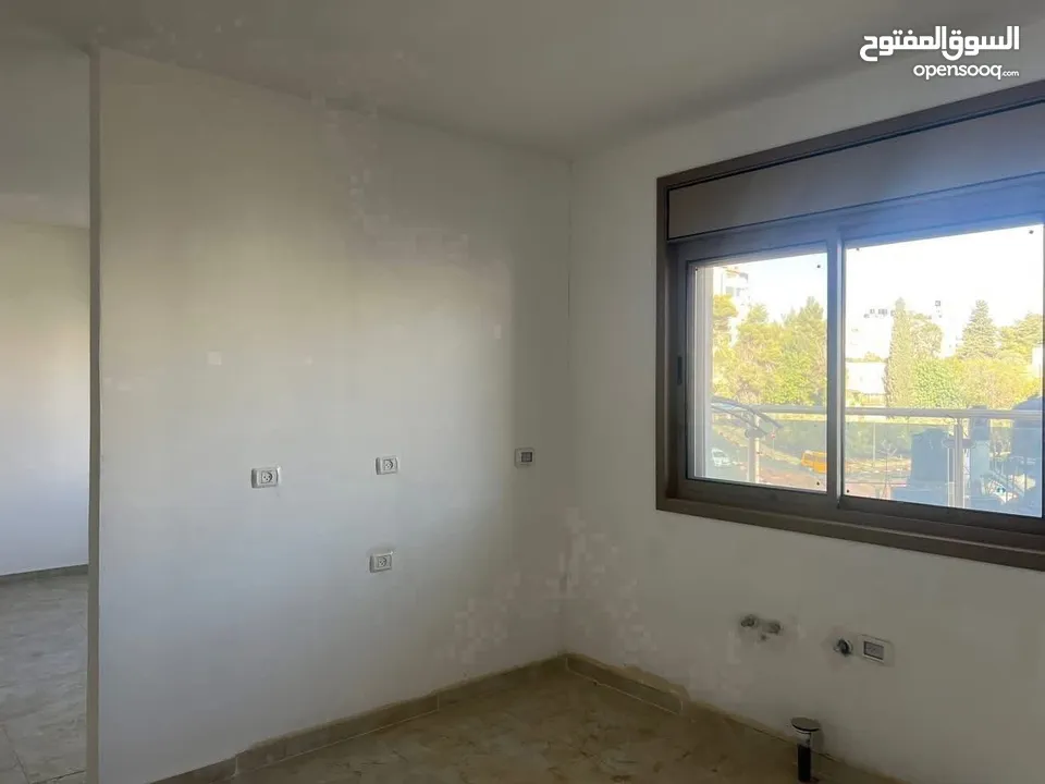 شقه لم تسكن من قبل في عين مصباح قرب مقر الاذاعه والتلفزيون