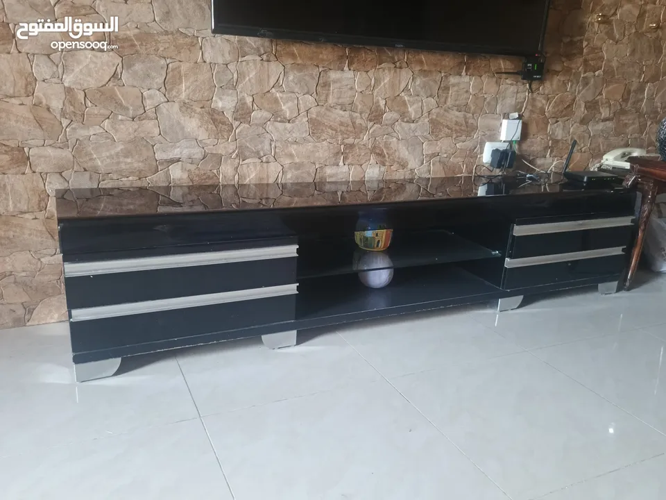 طاولة تلفزيون ومرآة مدخل المنزل بحالة ممتازة للبيع
