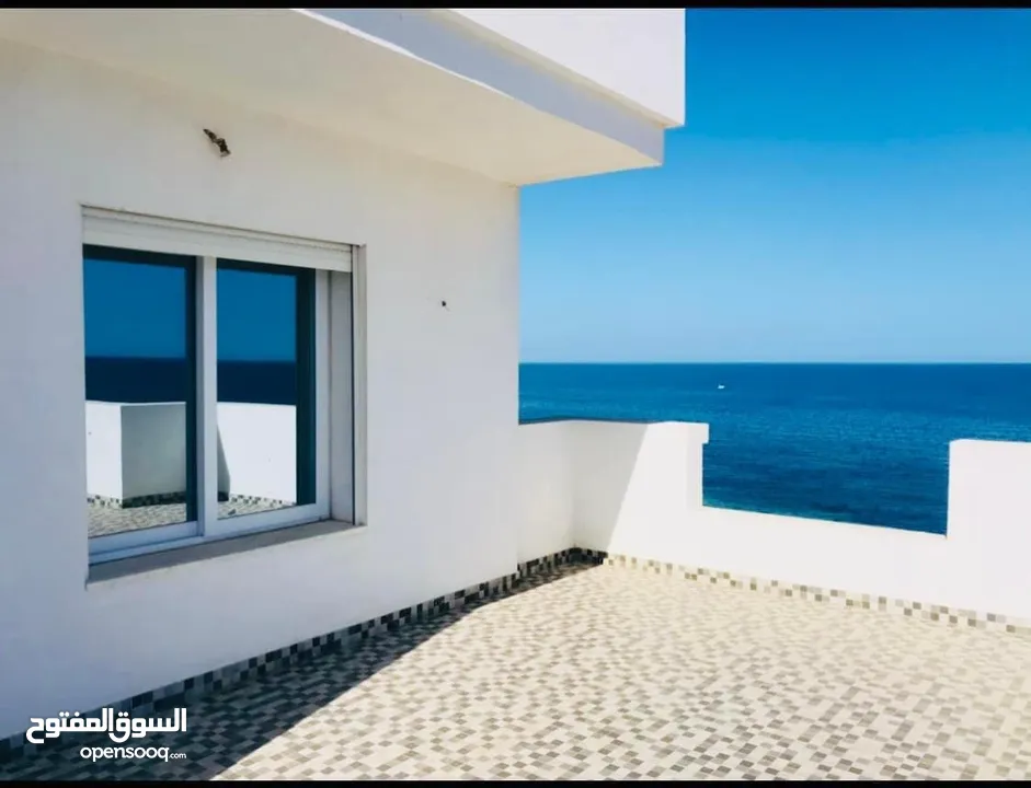 عمارة خمس طوابق بأطلاله على شاطئ البحر بثلاث جهات
