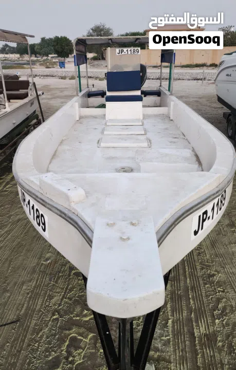 للبيع قارب 28 قدم مع مكينتين ياماها