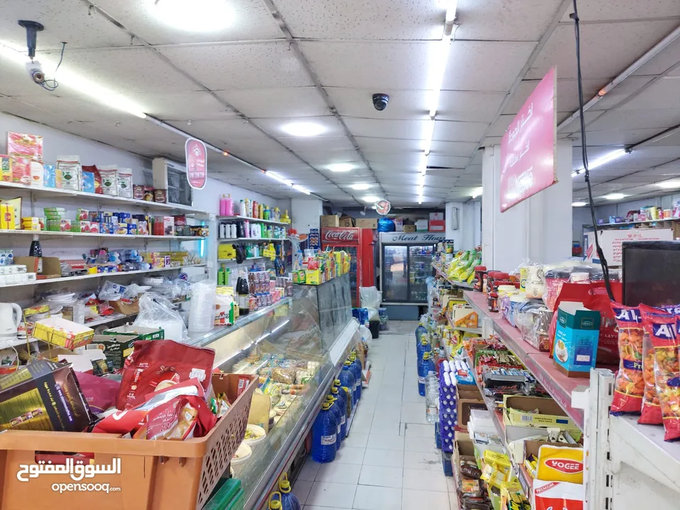 سوبر ماركت مع العدة فارغ للبيع
