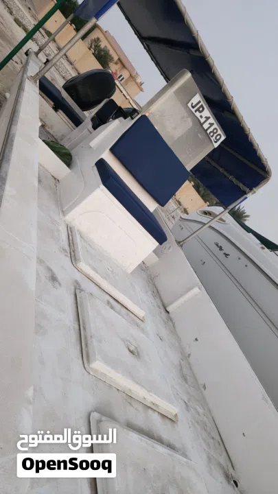 للبيع قارب 28 قدم مع مكينتين ياماها