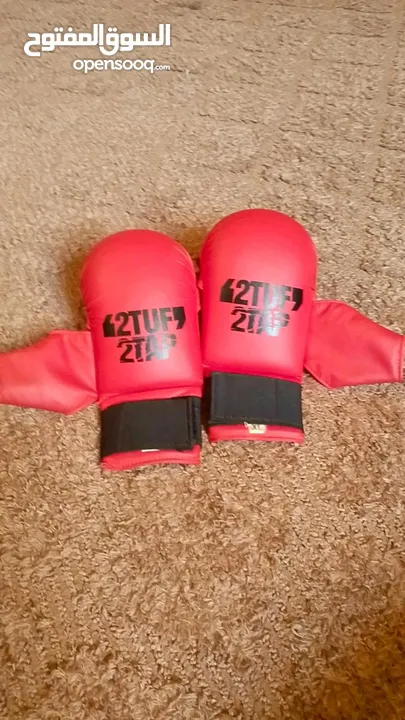 Kumite Gloves" أو قفازات القتال.