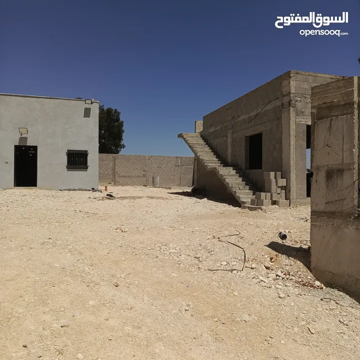 للبيع في عابود شاليه مساحة واسعة