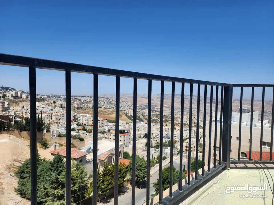 شقة مع رووف و ترس إطلالة أبدية خلابة  على جبال جرش و السلط في أجمل مناطق الجبيهة ابو عوف تنظيم أ