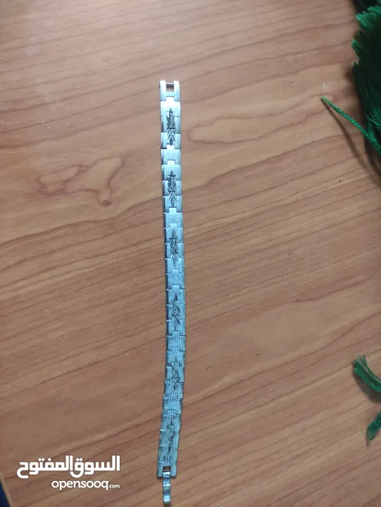 Stainless steel bracelet with starburst engraving. سوار ستانلس ستيل مع نقش متكرر لإنفجار نجمي