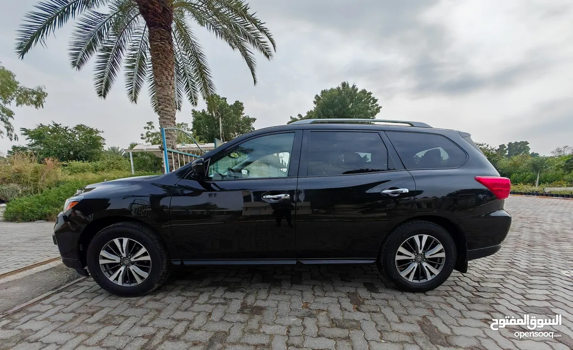 NISSAN PATHFINDER SL 2017 CANADIAN SPEC KM 100K