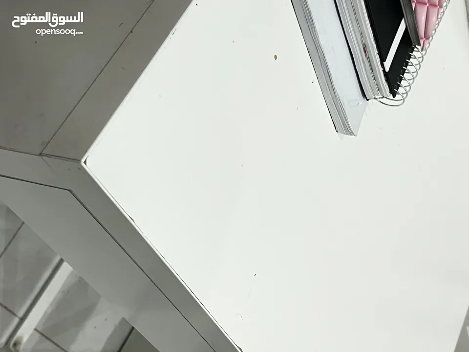 مكتب ايكيا مستعمل يوجد فيه خدوشات للبيع بسعر جيد