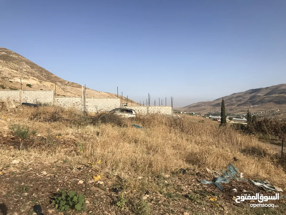 ارض للبيع في النصارية مطلة على جميع الجهات ما بسكر عليها حدا وصحية واصل مياه وكهرباء مع جدار جنوبي