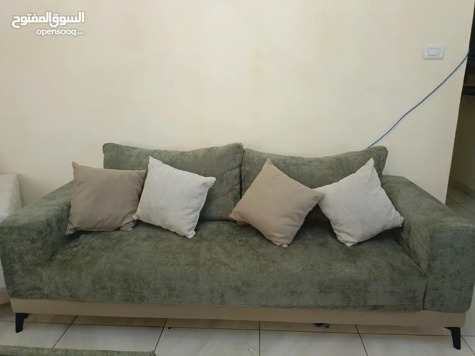 كنب تفصيل 8 مقاعد مريح جداً ولونه رائع وبحالة الوكالة