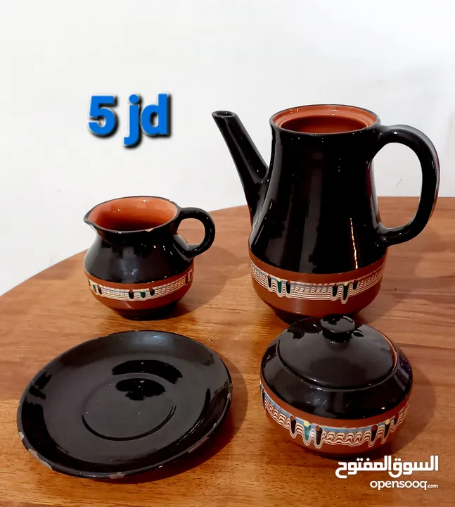 ادوات منزليه تراثيه . إبريق شاي،  سكريه وإبريق حليب، سيراميك، طلاء ملون  مضيفه