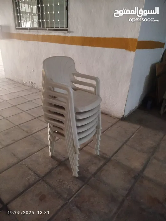 طاوله مستطيل مع طاوله زاويه يمكن الحاقها بها كما في الصوره كراسي بعجال عدد 3  كراسي بلاستيك عدد 12