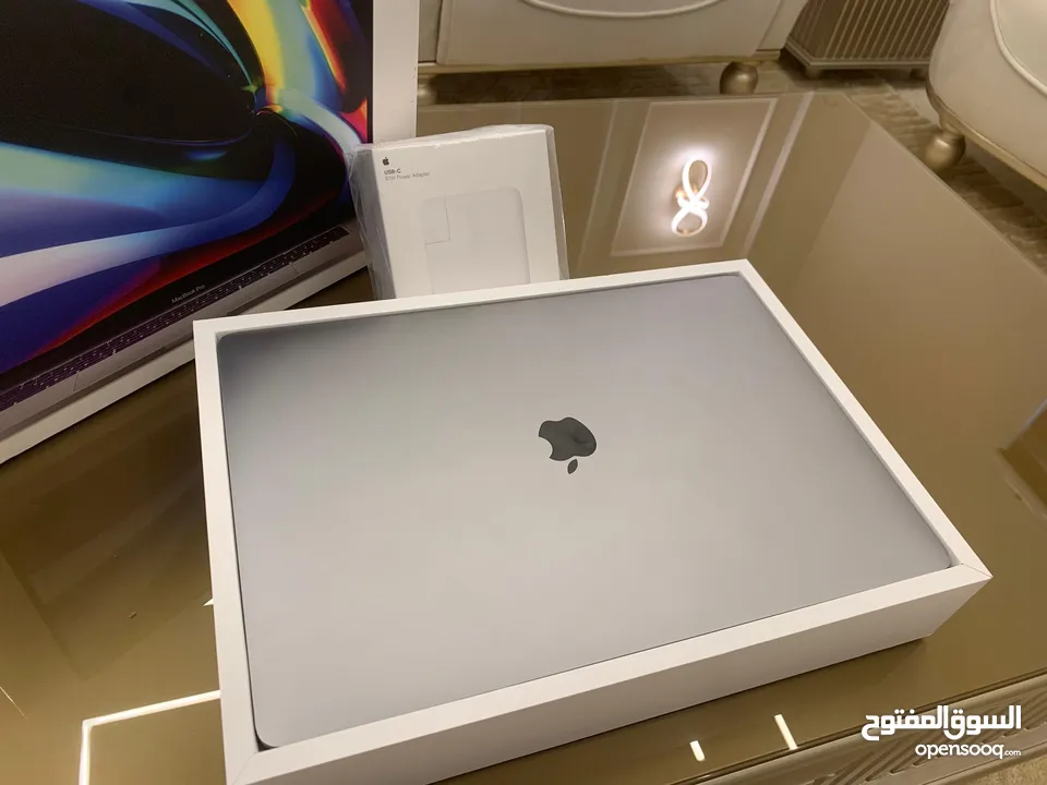 شاشة كبيرة جدا Macbook pro 16 inch  (شبه جديد مع كرتونة) شاحن جديد من ابل ومكفول بسعر مغري جدا