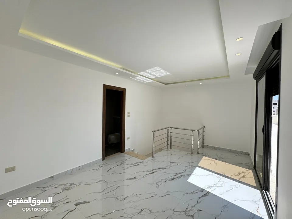 شقة للبيع مميزة جدآ في البنيات طريق المطار جامعة البترا ثالث مع الروف من المالك مباشرة